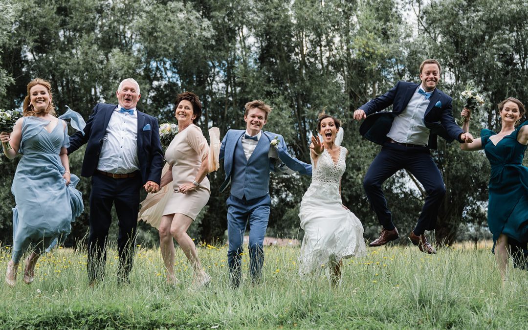 Huwelijks fotograaf Aalst: favoriete poses voor familiefoto’s op je huwelijk